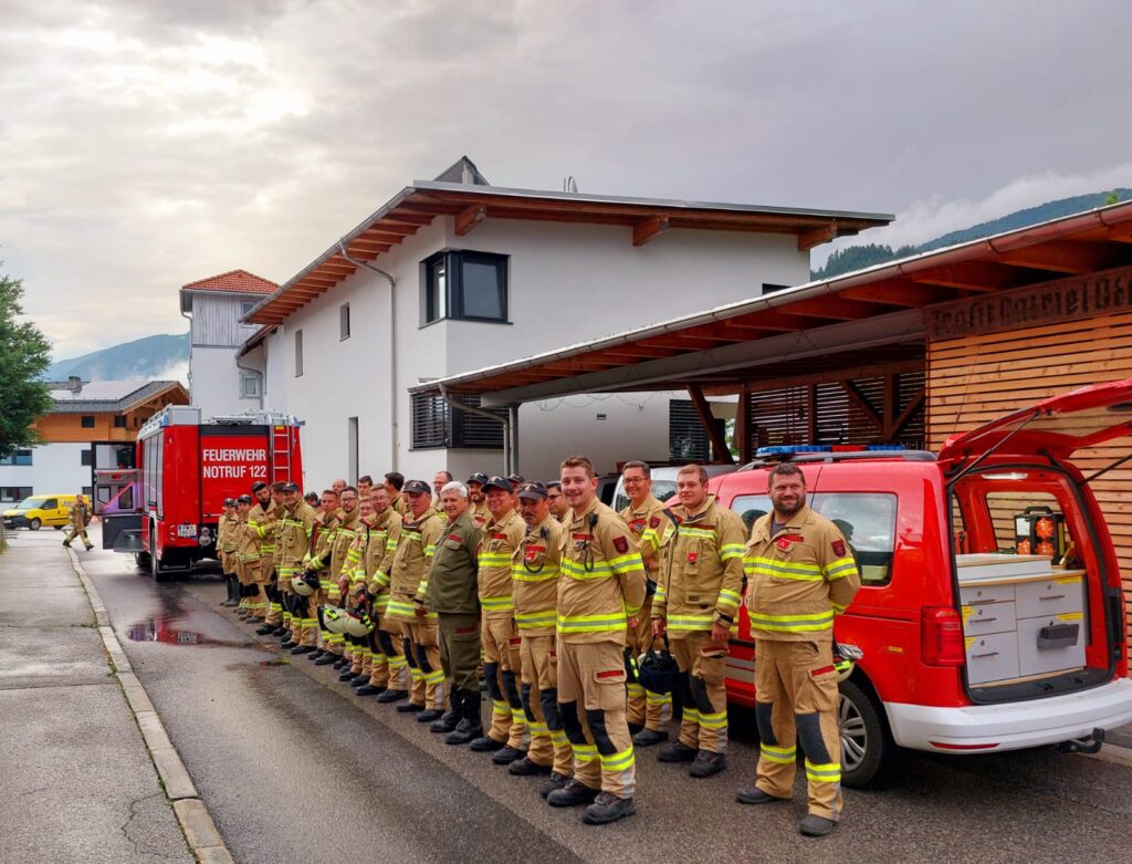 04.07.2023 Gesamtübung Brand Mittelschule - Freiwillige Feuerwehr Weer